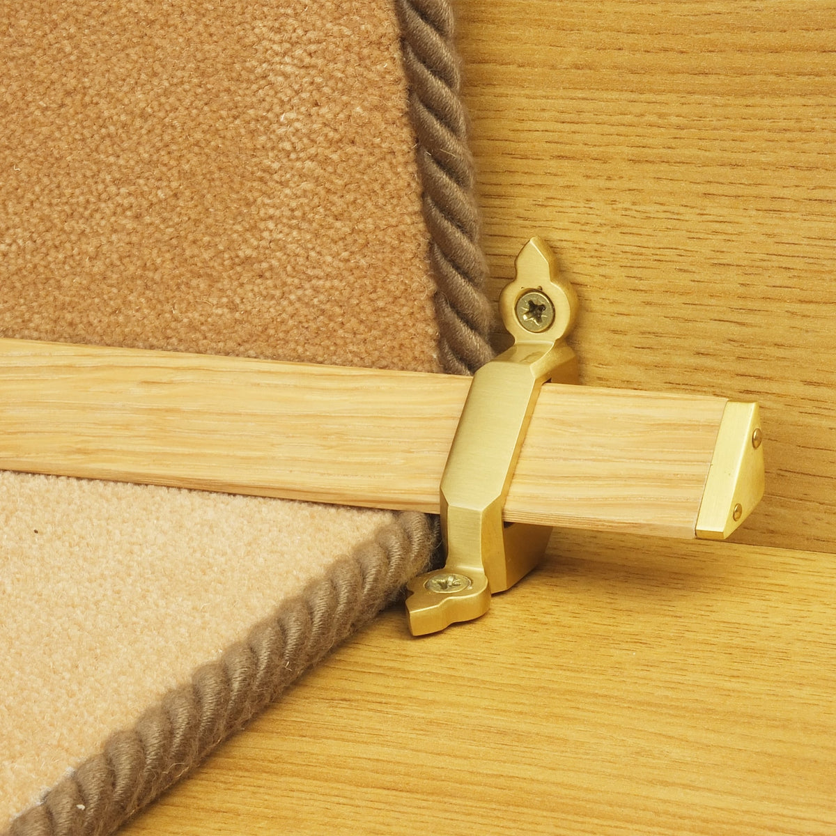 Tudor Satin Brass Light Wood Stair Rod