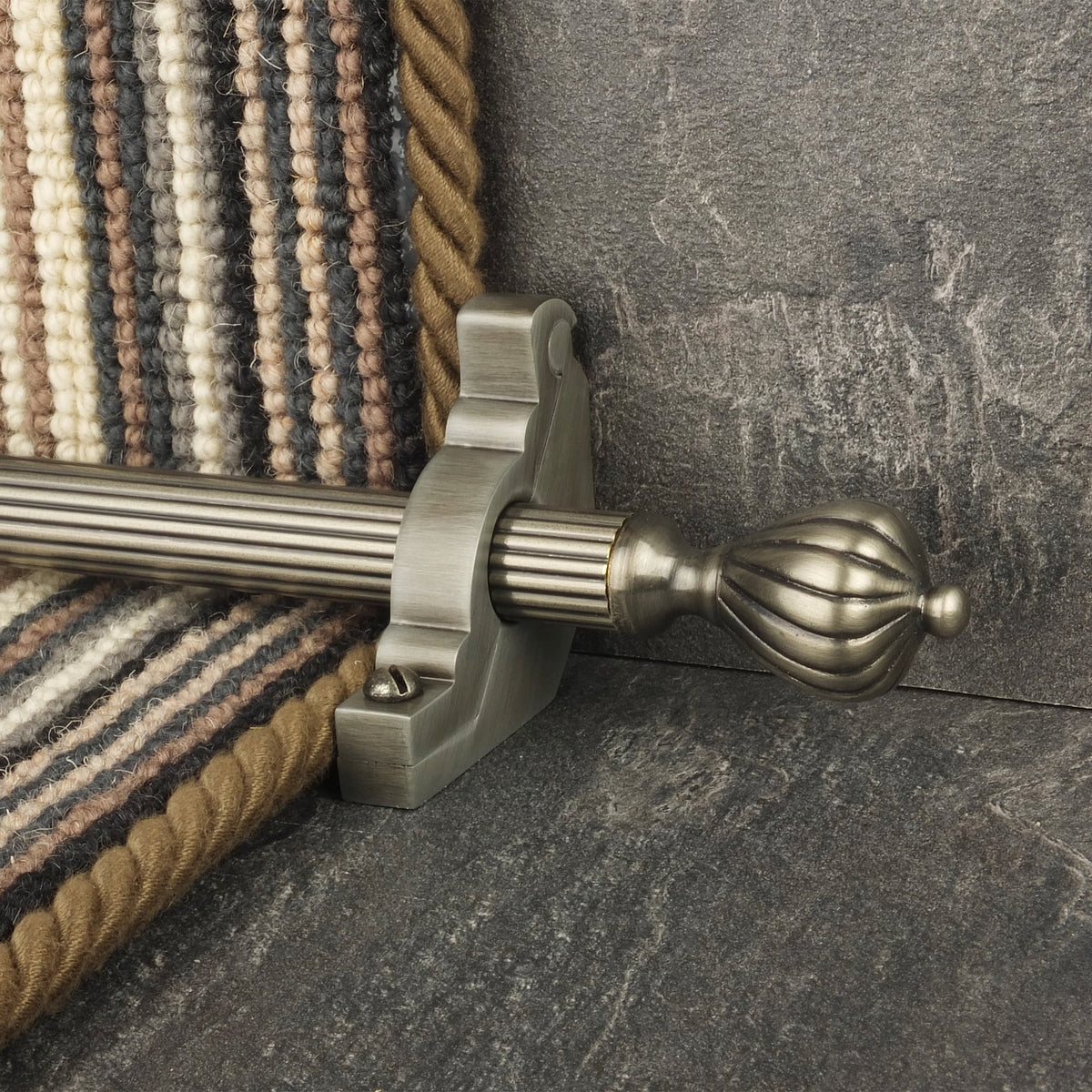 Eastern Promise Pewter Cairo Reeded Treppenstangen