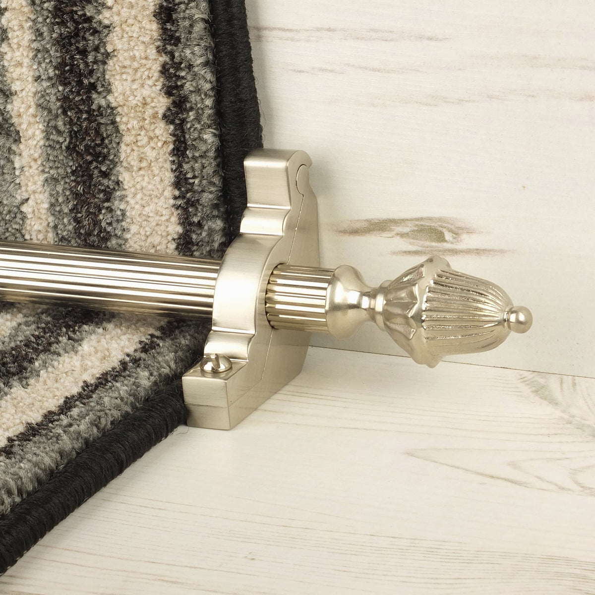 Eastern Promise Satin Nickel Dubai Reeded Treppenstangen