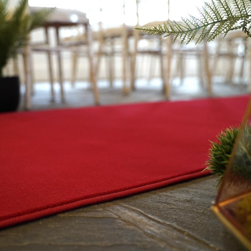 Schlichter roter Teppichläufer für die Hochzeit