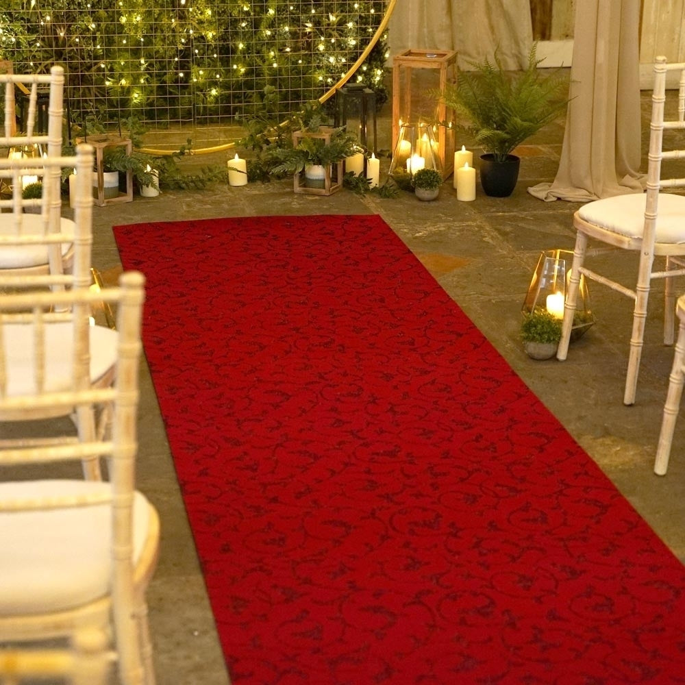 Gerollter roter Teppichläufer für die Hochzeit