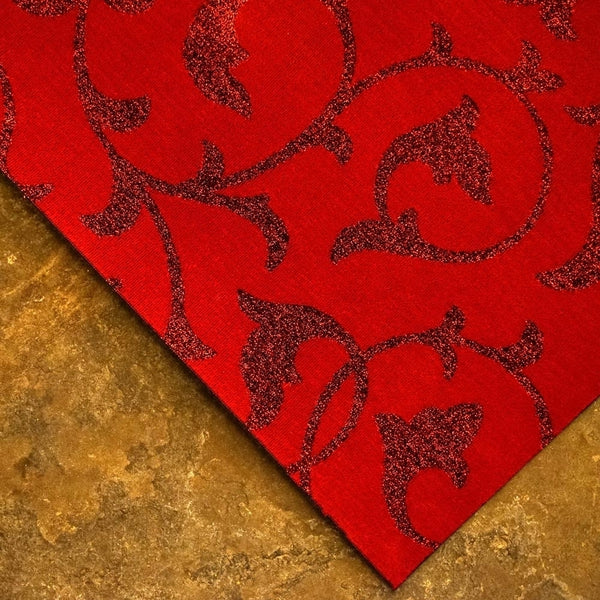 Gerollter roter Teppichläufer für die Hochzeit