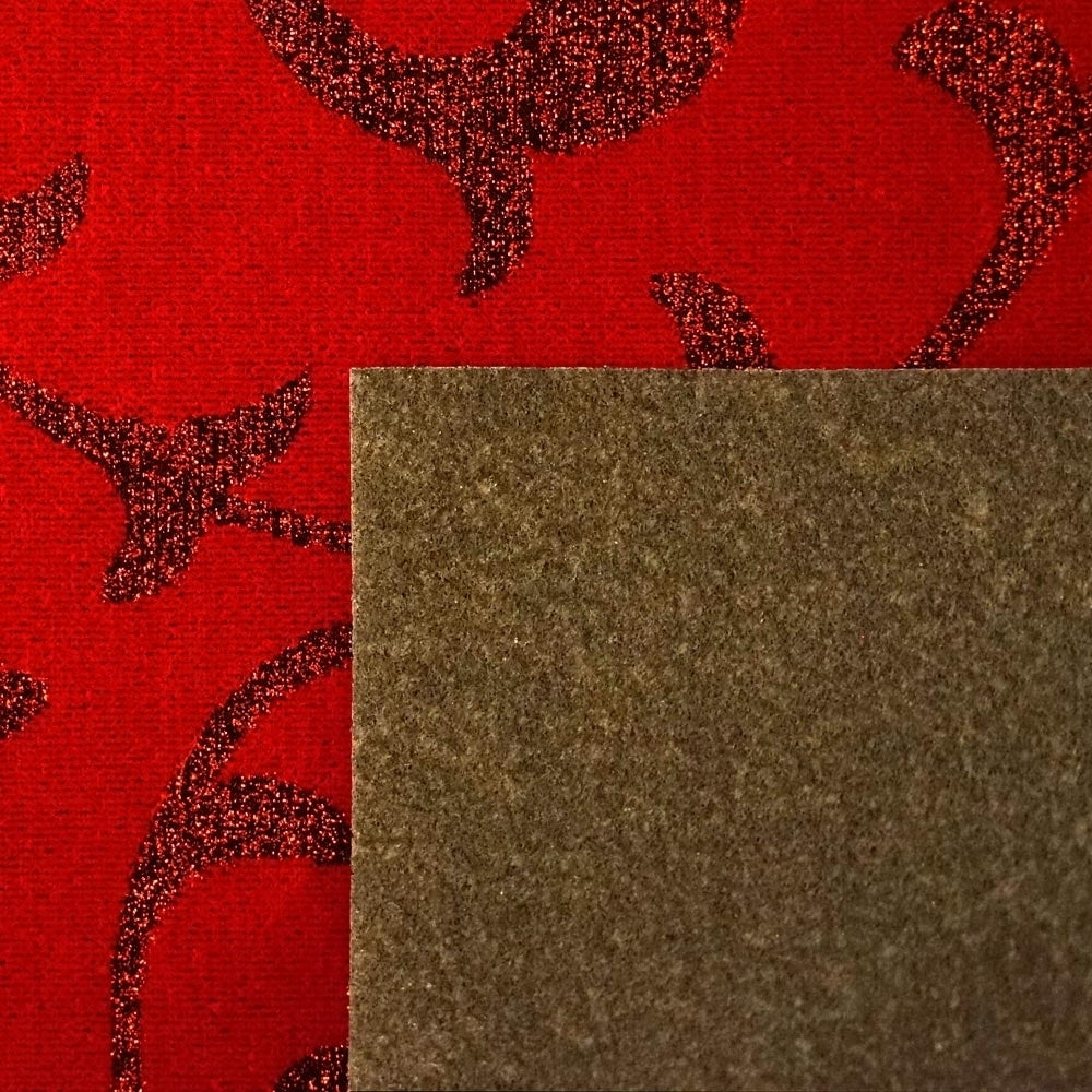 Gerollter roter Teppichläufer für die Hochzeit