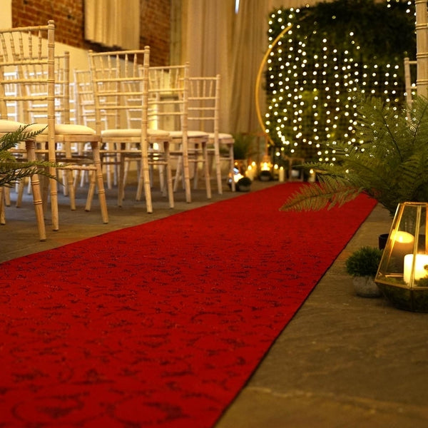 Gerollter roter Teppichläufer für die Hochzeit