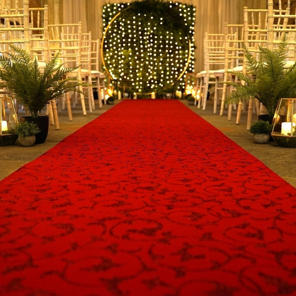 Gerollter roter Teppichläufer für die Hochzeit