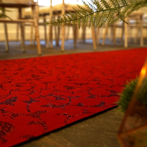 Gerollter roter Teppichläufer für die Hochzeit