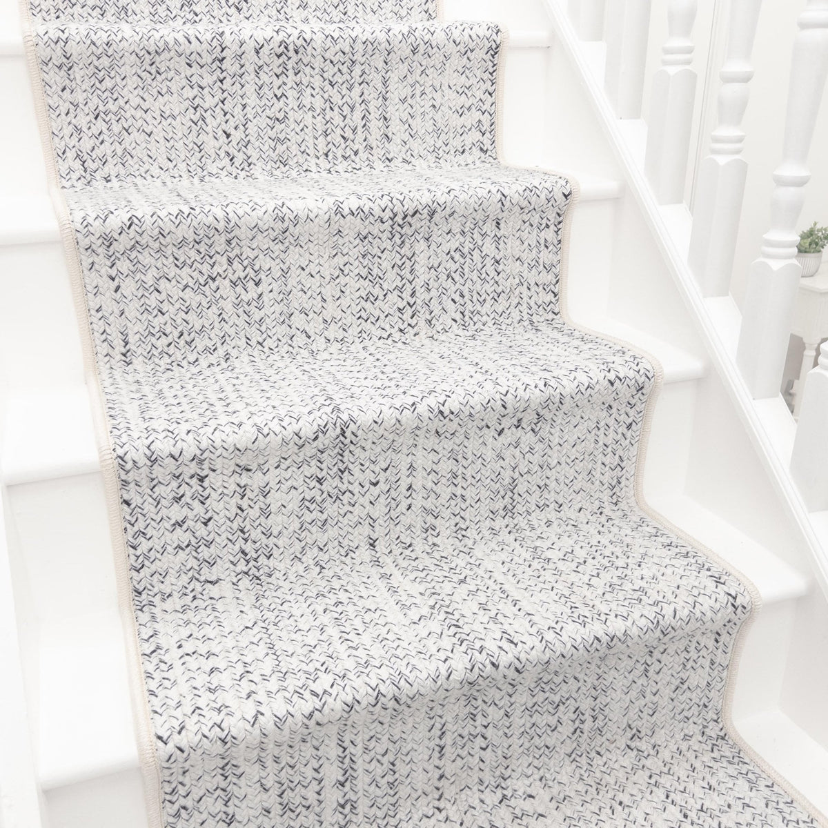 Soliman Bay Onyx Stair Runner