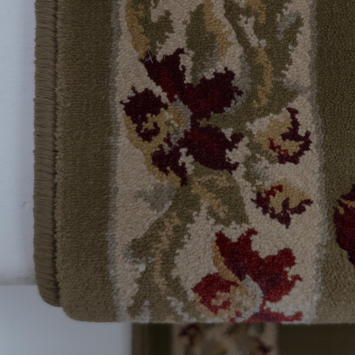 Incredible Laurel Wreath Stair Runner