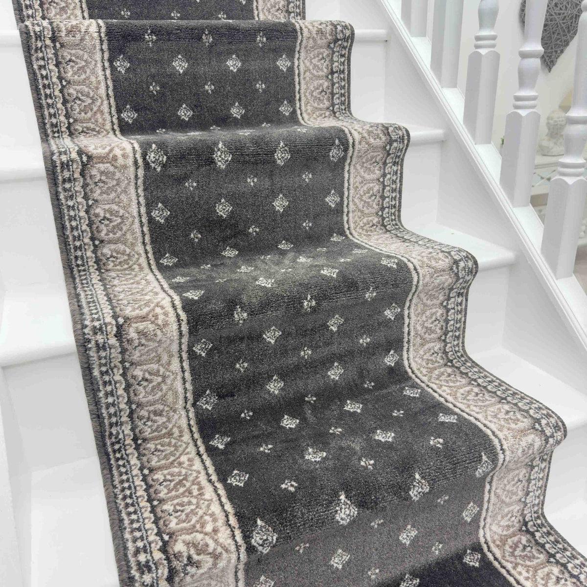 Heirloom Fleur De Lis Abbey Navajo White Stair Runner