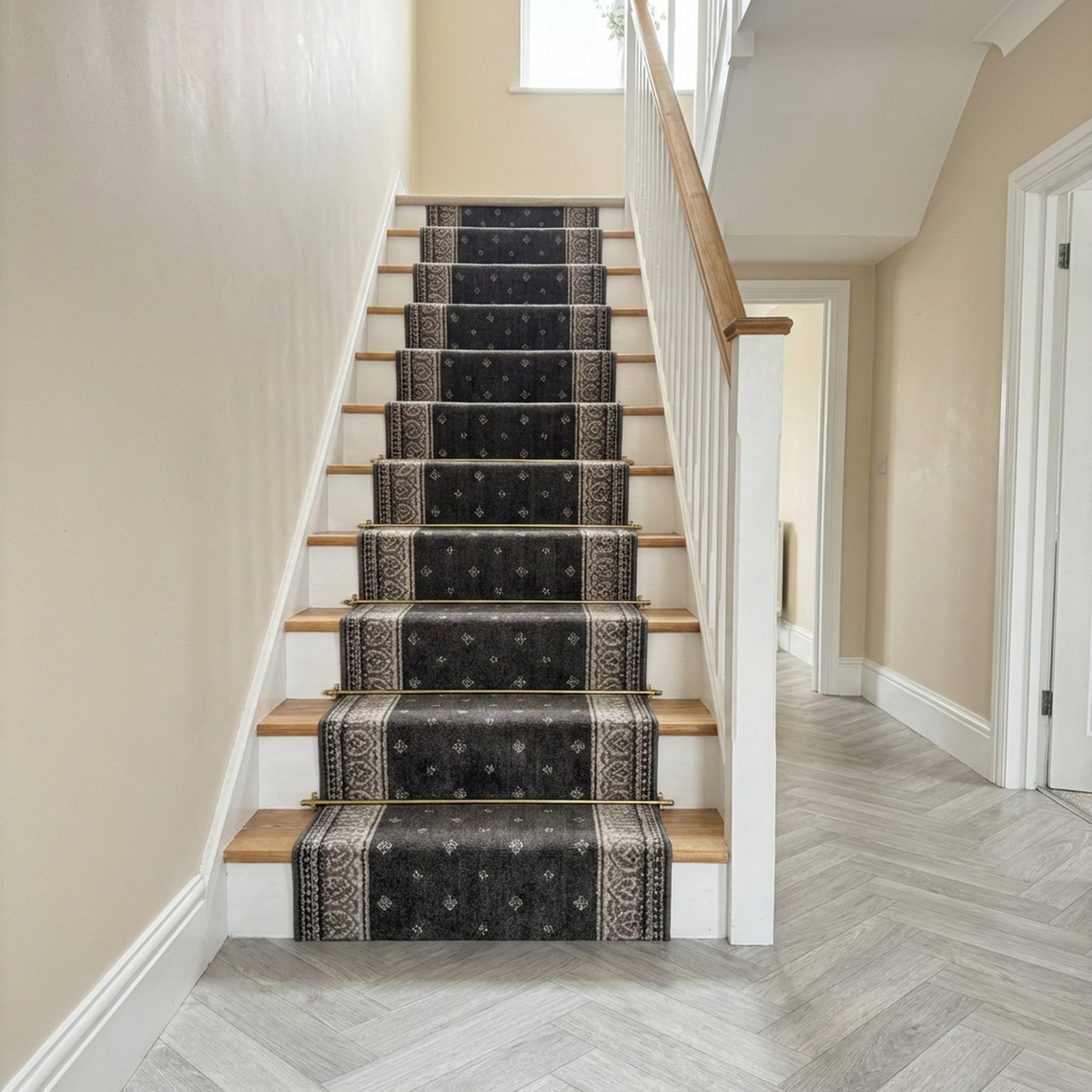 Heirloom Fleur De Lis Abbey Navajo White Stair Runner | Runrug