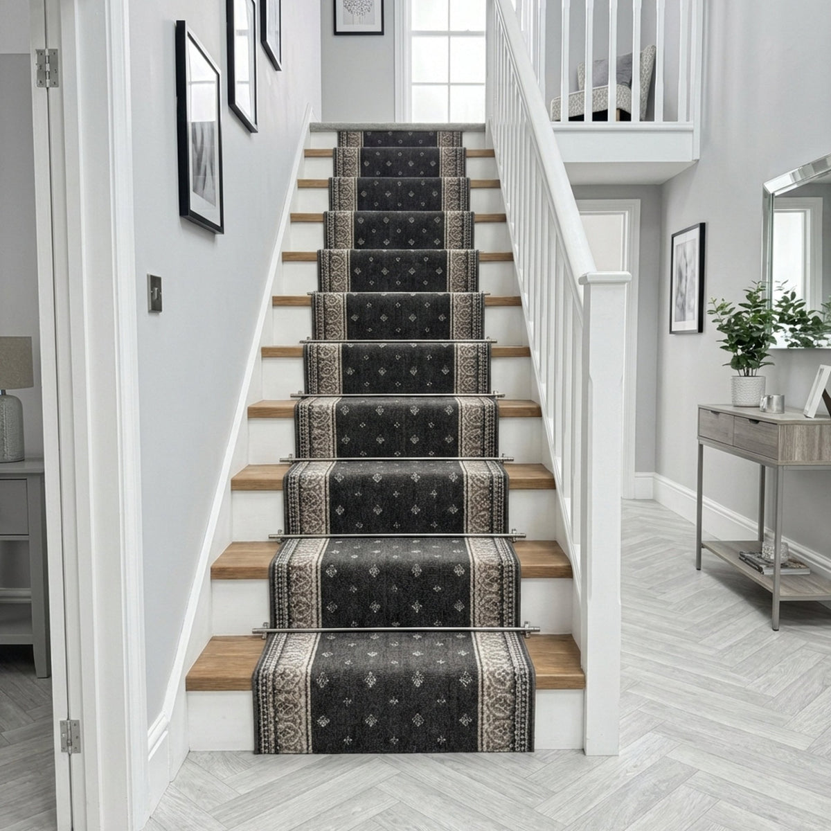 Heirloom Fleur De Lis Abbey Navajo White Stair Runner