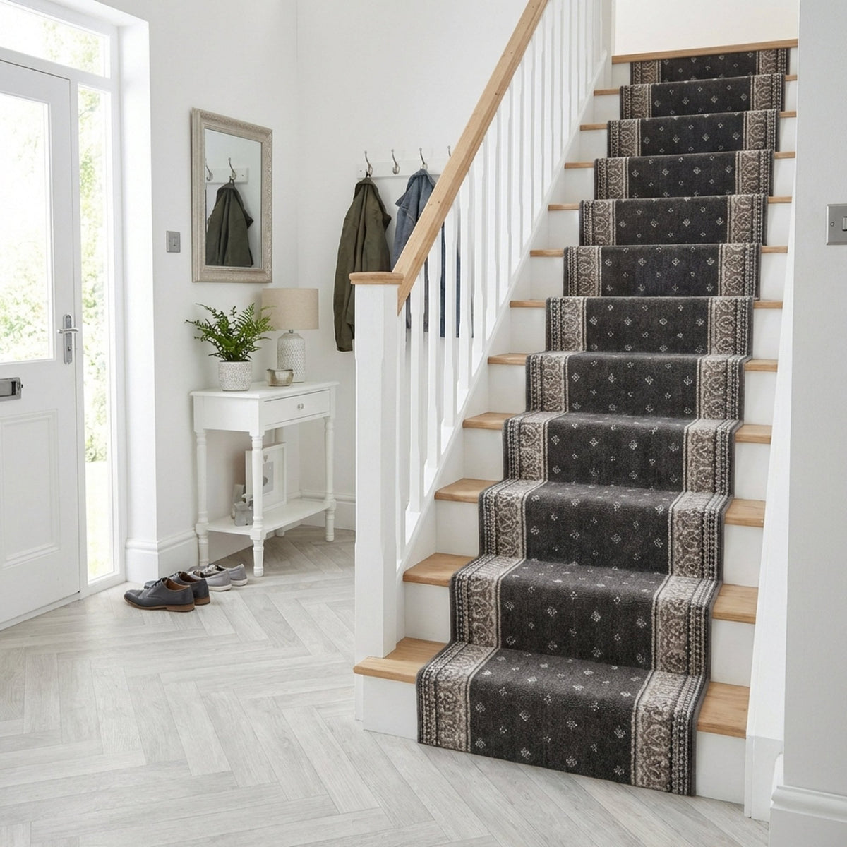 Heirloom Fleur De Lis Abbey Navajo White Stair Runner