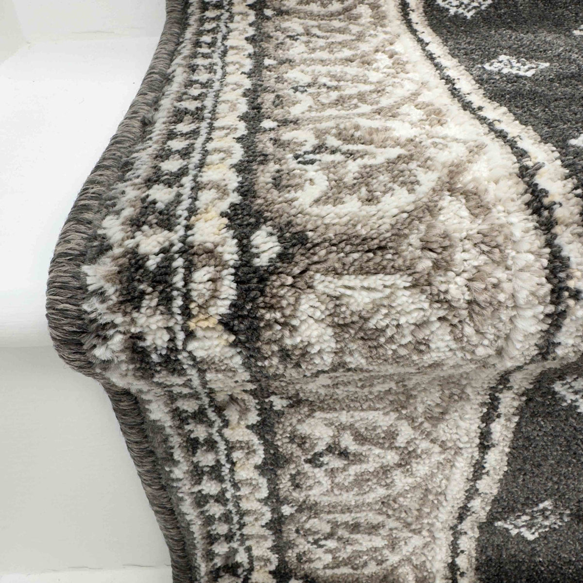 Heirloom Fleur De Lis Abbey Navajo White Stair Runner