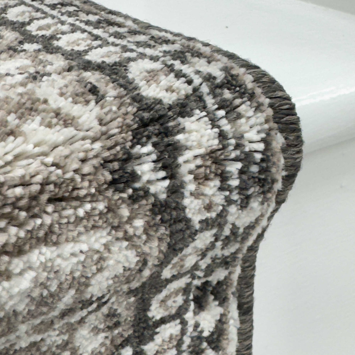 Heirloom Fleur De Lis Abbey Navajo White Stair Runner