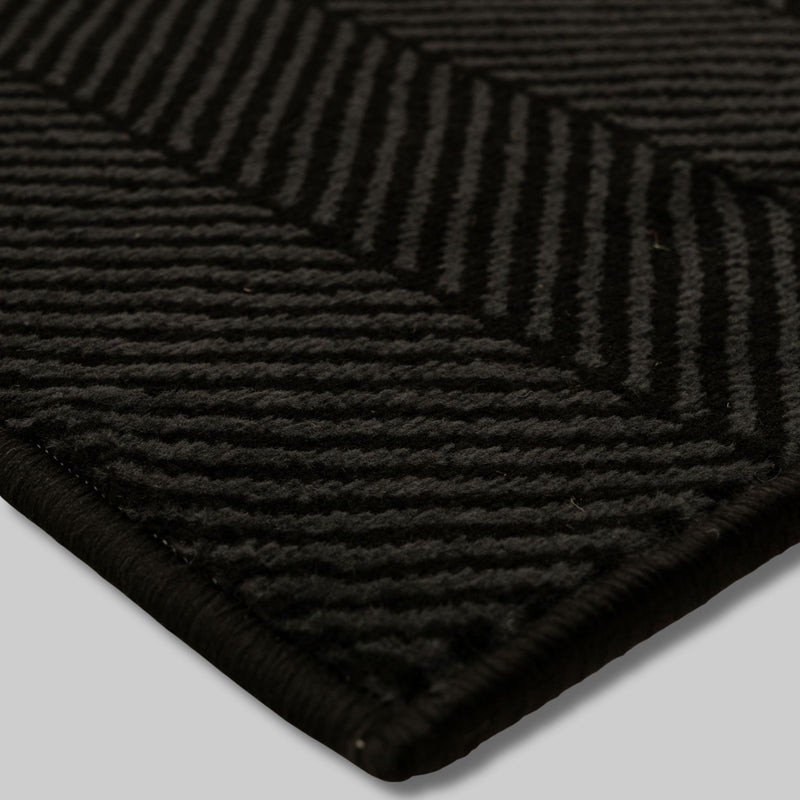 Dancette Black runner close up