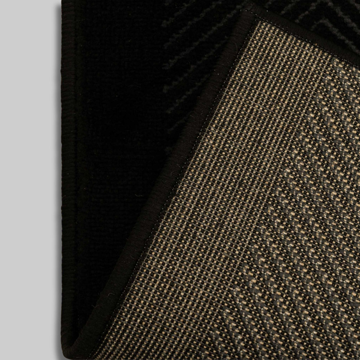 Dancette Border Black runner backing