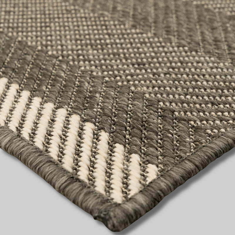 Urban Ridge Border Silver runner close up