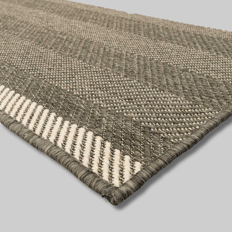 Urban Ridge Border Silver runner edge detail